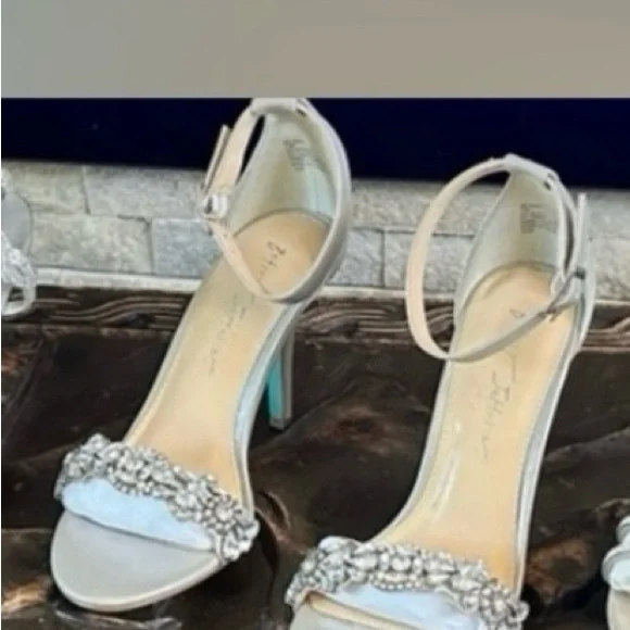 Elegant crystal beaded Women's Heels - Picture 3 of 3